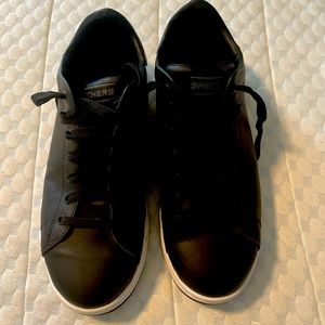 Sketchers Tennis Shoes